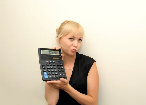 Giovane donna d'affari con calcolatrice — Foto Stock