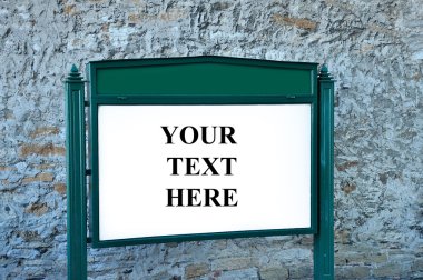 büyük beyaz boş billboard renkli bir taş duvar. metni buraya