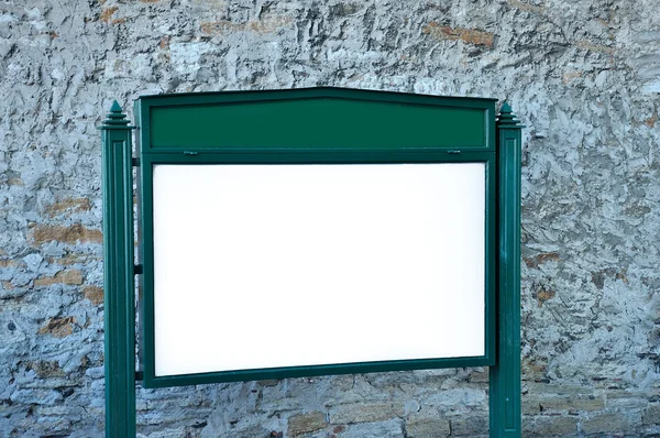 Große weiße Plakatwand auf einer bunten Steinmauer. — Stockfoto