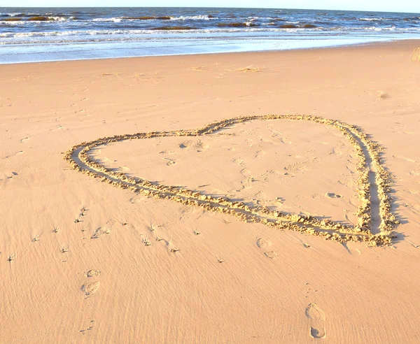 Hjärtat dras i en sand på stranden och havet — Stockfoto