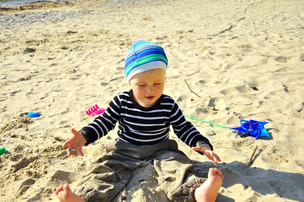 Niedliche Junge spielt auf einem Strand — Stockfoto