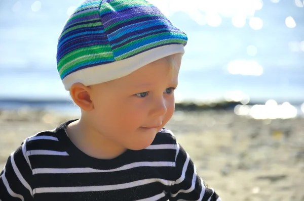 Mignon garçon jouer sur un plage — Photo