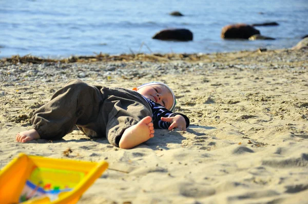 Roztomilý chlapec hraje na pláži — Stock fotografie