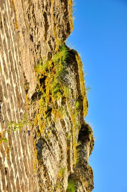 Cliff ve mavi gökyüzü