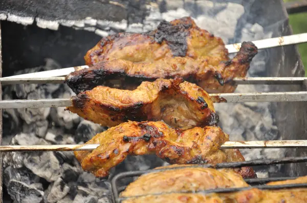 Smakelijk barbecue kebab op een houtskool — Stockfoto