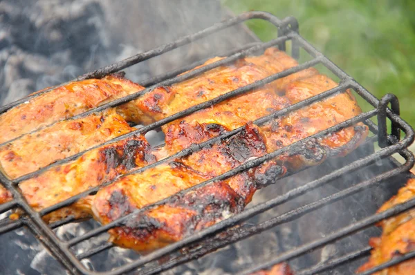 Kebab grelha saborosa em um carvão vegetal — Fotografia de Stock