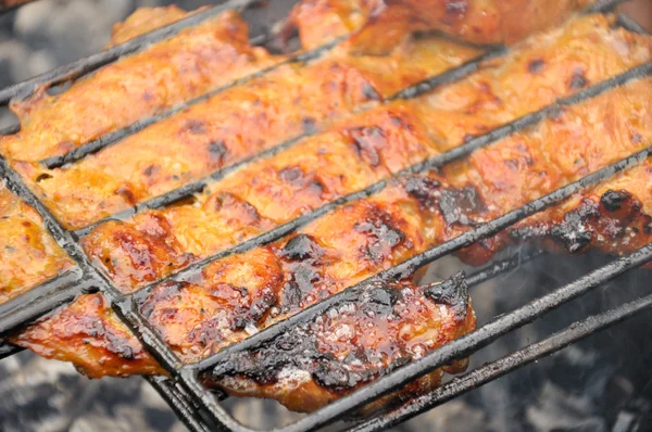 Kebab grelha saborosa em um carvão vegetal — Fotografia de Stock