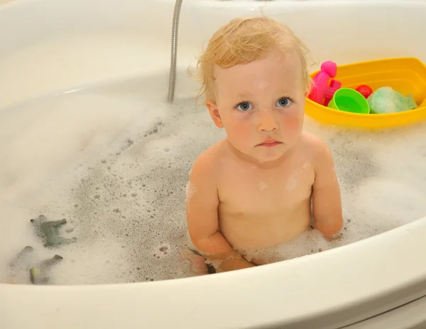 Bambino felice si bagna in un bagno — Foto Stock