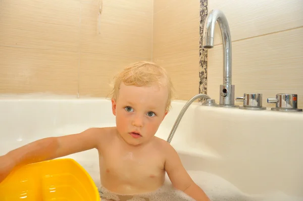 Niño feliz se baña en un baño —  Fotos de Stock