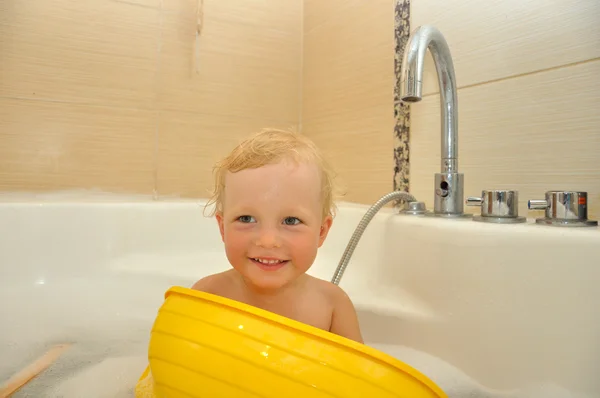 Niño feliz se baña en un baño —  Fotos de Stock