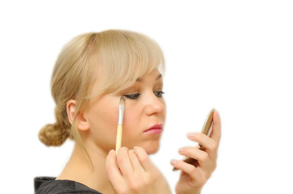 Mulher bonita nova com uma escova de maquilagem, isolada em branco — Fotografia de Stock