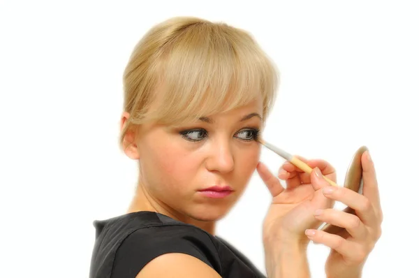 Jeune belle femme avec une brosse de maquillage, isolée sur blanc — Photo