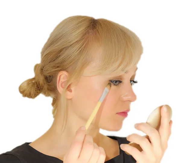 Joven hermosa mujer con un cepillo de maquillaje, aislado en blanco —  Fotos de Stock