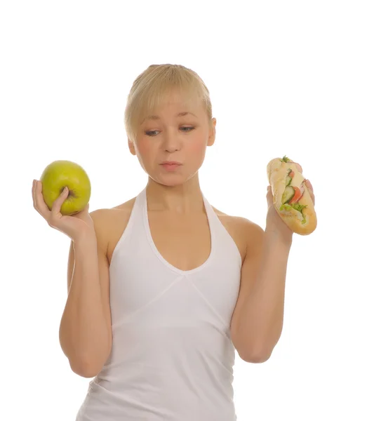 Mujer delgada elegir entre manzana y hamburguesa — Foto de Stock