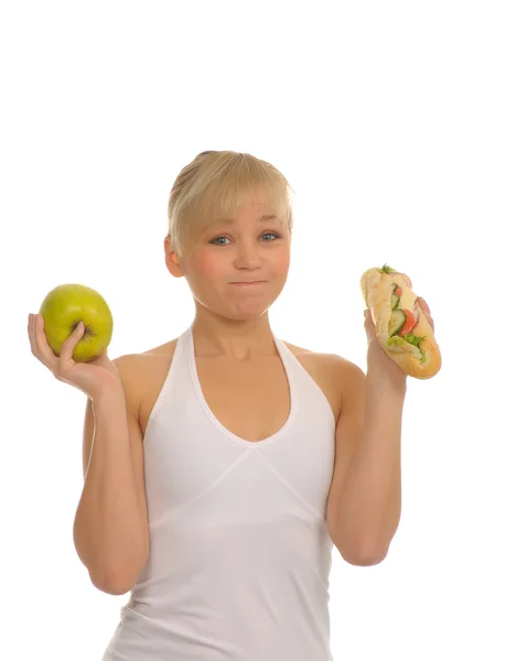 Mujer delgada elegir entre manzana y hamburguesa —  Fotos de Stock
