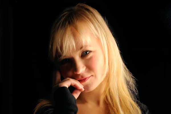 Νεαρό ξανθιά μαλλιά γυναίκα πορτρέτο σε σκούρο φόντο — Φωτογραφία Αρχείου
