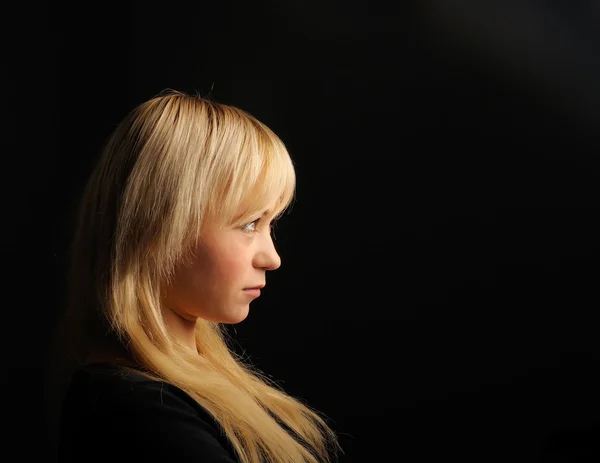 Jovem loira cabelo mulher retrato no fundo escuro — Fotografia de Stock