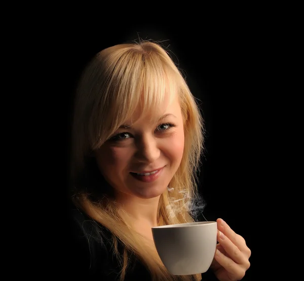 Jeune femme aux cheveux blonds avec café sur un fond sombre — Photo