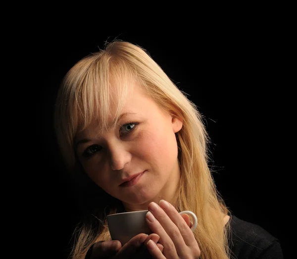 Giovane donna dai capelli biondi con caffè su sfondo scuro — Foto Stock