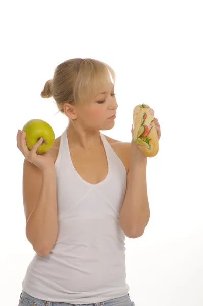 Mujer delgada elegir entre manzana y hamburguesa Imagen de archivo