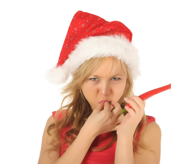 Attraktive junge Frau in Weihnachtsmannmütze mit Chilipfeffer. isoliert auf weiß — Stockfoto