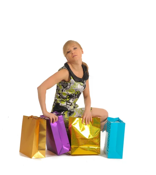 Hermosa mujer con un montón de bolsas de compras. aislado en blanco —  Fotos de Stock