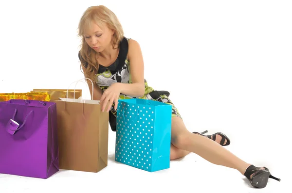 Krásná žena se spoustou nákupních tašek. izolované na bílém — Stock fotografie