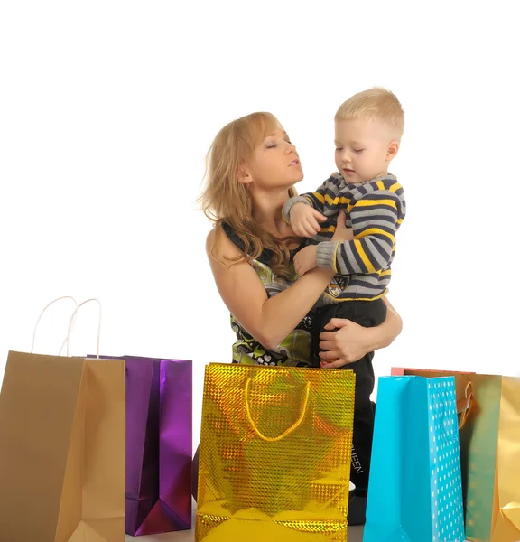 Mulher bonita e seu filho depois de fazer compras. isolado em branco — Fotografia de Stock