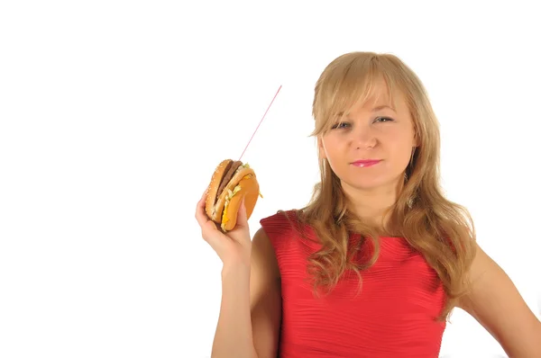 Giovane donna attraente in un vestito rosso con l'hamburger. isolato su bianco — Foto Stock