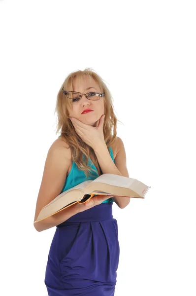 Jeune femme avec des lunettes et un livre se préparer pour la session. Isolé sur blanc — Photo