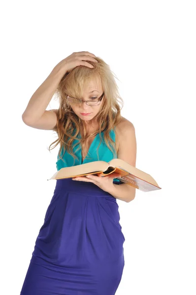 Mujer joven con gafas y libro prepararse para la sesión. Aislado sobre blanco —  Fotos de Stock