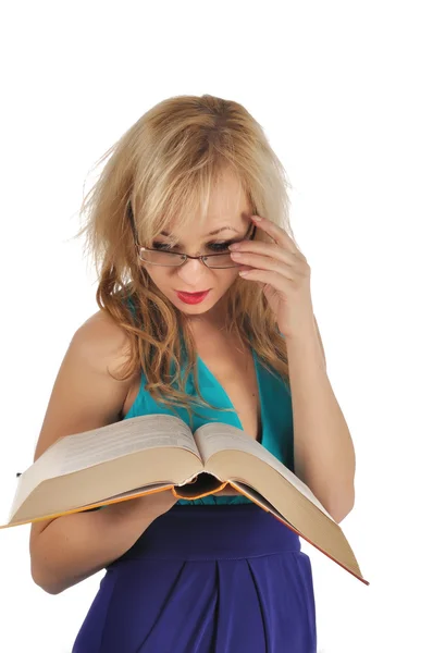 Mujer joven con gafas y libro prepararse para la sesión. Aislado sobre blanco — Foto de Stock