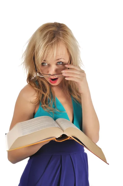 Mujer joven con gafas y libro prepararse para la sesión. Aislado sobre blanco — Foto de Stock