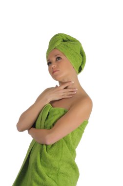 Spa kız. sonra yeşil havlu ile banyo güzel ve genç birbayan. beyaz izole