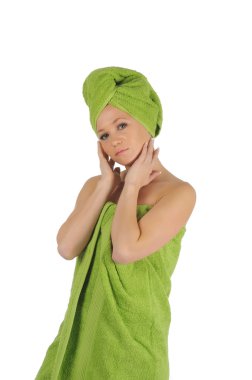 Spa kız. sonra yeşil havlu ile banyo güzel ve genç birbayan. beyaz izole