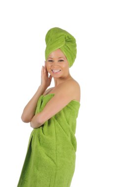 Spa kız. sonra yeşil havlu ile banyo güzel ve genç birbayan. beyaz izole