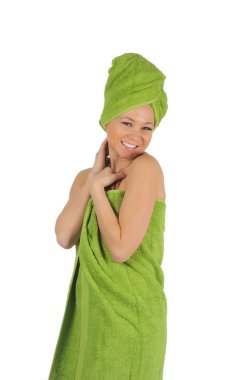 Spa kız. sonra yeşil havlu ile banyo güzel ve genç birbayan. beyaz izole