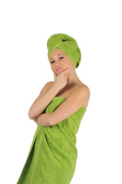 Spa kız. sonra yeşil havlu ile banyo güzel ve genç birbayan. beyaz izole