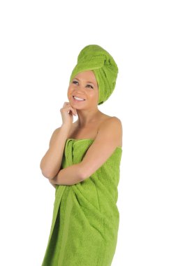 Spa kız. sonra yeşil havlu ile banyo güzel ve genç birbayan. beyaz izole