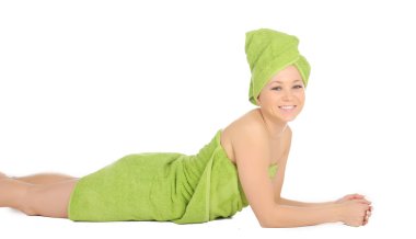 Spa kız. sonra yeşil havlu ile banyo güzel ve genç birbayan. beyaz izole