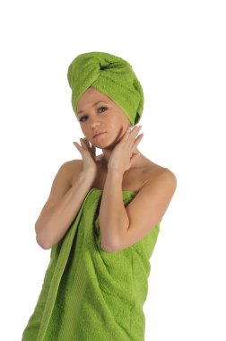 Spa kız. sonra yeşil havlu ile banyo güzel ve genç birbayan. beyaz izole