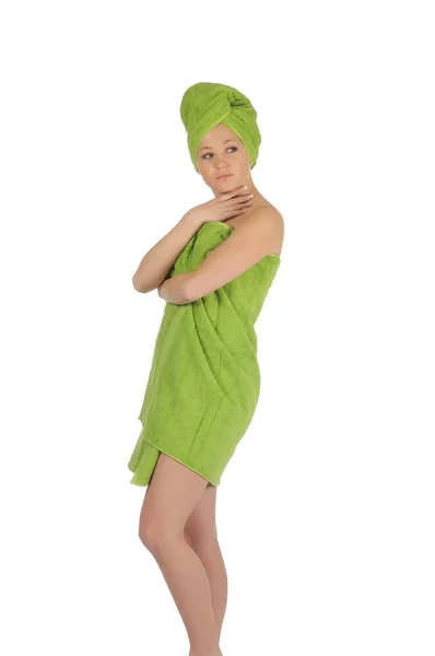 水疗中心的女孩。用绿色毛巾沐浴后美丽的年轻女子。在白色隔离 — 图库照片