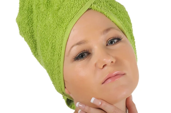 Спа-дівчинка. Красива молода жінка після ванни з зеленим рушником. ізольовані на білому — стокове фото