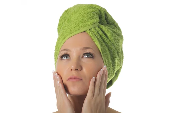 Chica Spa. Hermosa mujer joven después del baño con toalla verde. aislado en blanco —  Fotos de Stock