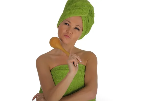 Chica Spa. Hermosa mujer joven después del baño con toalla verde y cuchara de madera. aislado en blanco —  Fotos de Stock