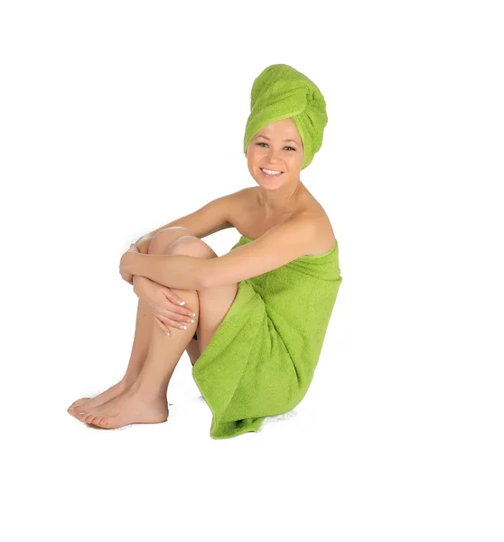 Chica Spa. Hermosa mujer joven después del baño con toalla verde. aislado en blanco — Foto de Stock