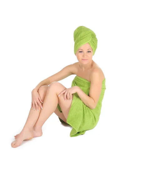 Spa meisje. mooie jonge vrouw na bad met groene handdoek. geïsoleerd op wit — Stockfoto