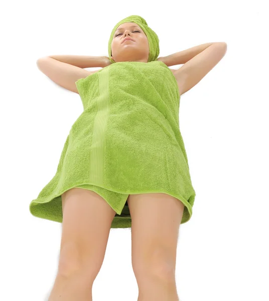 Lázně dívka. krásná mladá žena po koupeli zelenou ručníkem. izolované na bílém — Stock fotografie