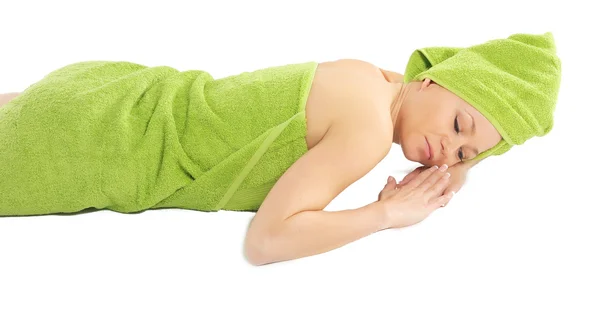 水疗中心的女孩。用绿色毛巾沐浴后美丽的年轻女子。在白色隔离 — 图库照片