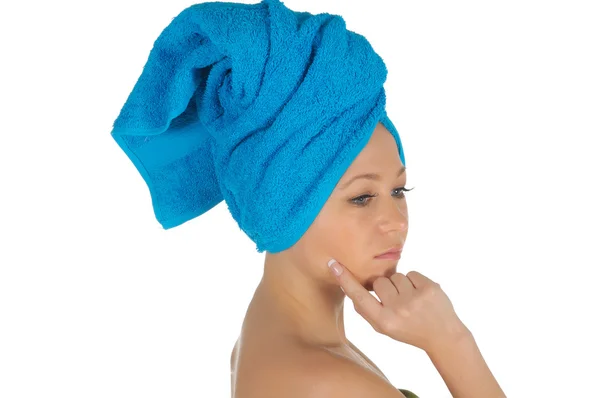Spa meisje. mooie jonge vrouw na bad met blauwe handdoek. geïsoleerd op wit — Stockfoto